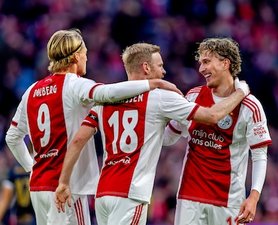 Baas en Wijndal terug in basis Ajax bij duel van laatste strohalm, Dolberg in de spits