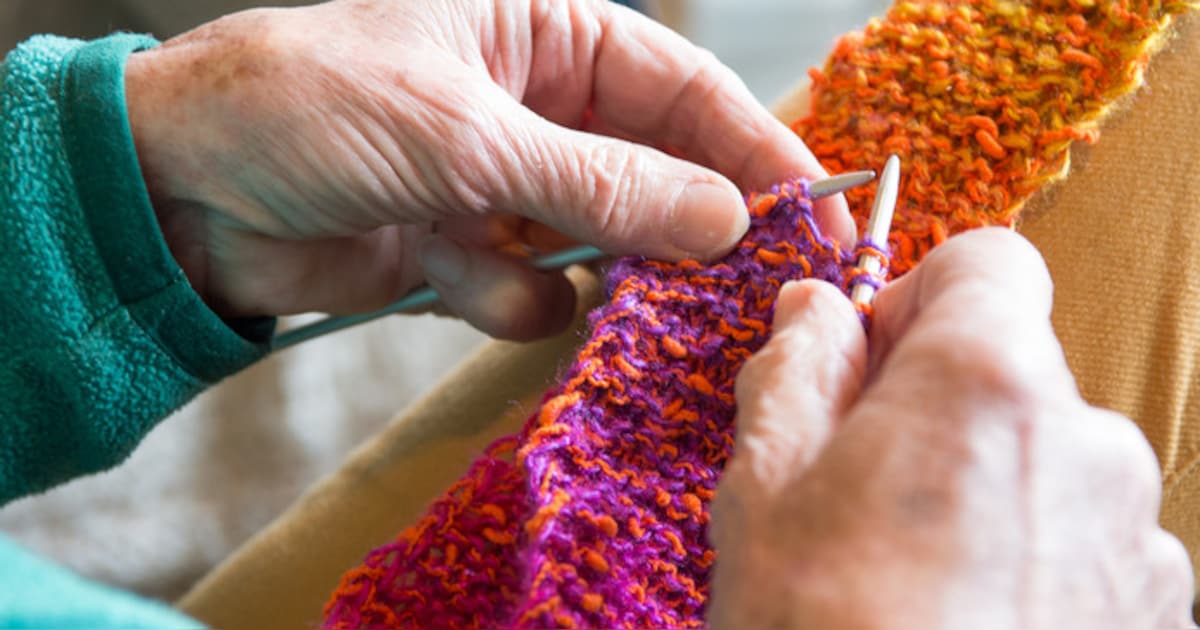 Handwerkgroep ‘De Mutsen’ verkoopt handgemaakte brei- en haakproducten in Westkapelle
