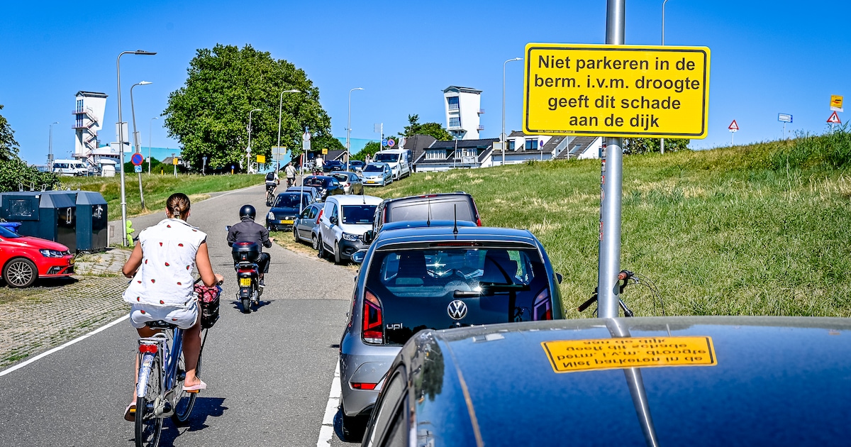 Rijkswaterstaat zet nog voor het weekend hekken langs Nijverheidstraat om forenzen van de dijk te we