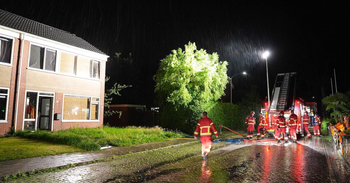 Brand en woningen zonder stroom na blikseminslag in Grijpskerk