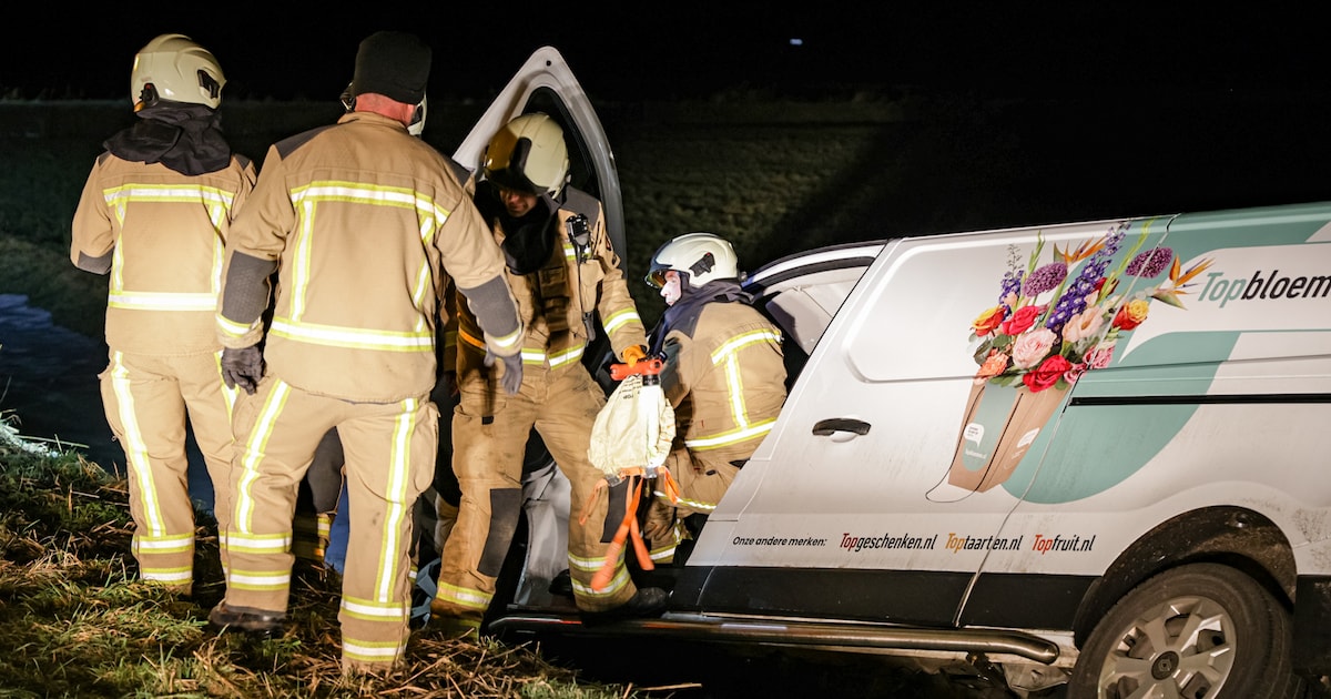 Werkbusje rolt sloot in langs dijk in Roderwolde