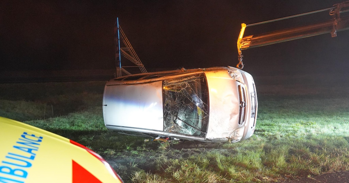 Auto gekanteld in bocht op N34 bij De Punt