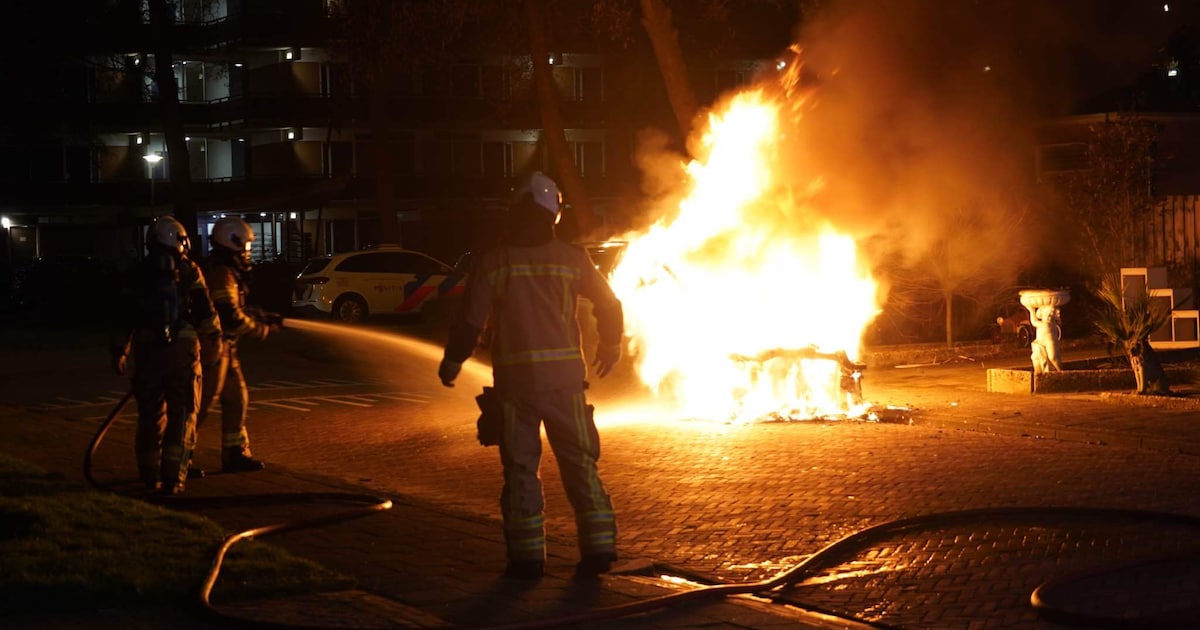 Auto aan de Oosterbroekstraat in Assen zwaar beschadigd na brand