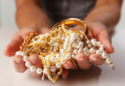 Frank (56) helpt paniekerige man in dure SUV en is 100 euro kwijt: ‘Mijn eerste gevoel was: je wordt genaaid’