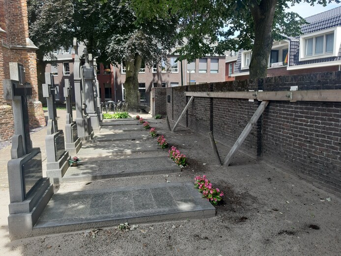 muur-om-diessens-kerkhof-staat-op-instorten-een-haag-komt-daarvoor-in