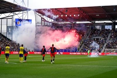 Veiligheidsmensen rond Feyenoord voelden aan dat er rond minuut twaalf iets te gebeuren stond