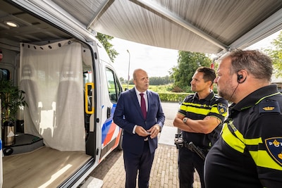 Koffie, bankje en een spreekkamer op wielen: politie wil het platteland heroveren, maar er is ook kr