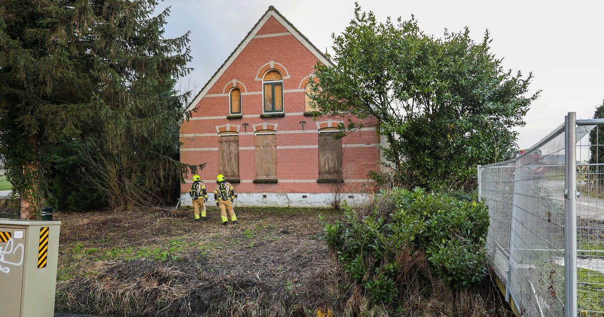Zwarte rook uit slooppand aan de Bredeweg in Zevenhuizen