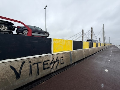 Gloednieuwe schermen van belangrijke snelwegbrug over lengte van een kilometer beklad met geel-zwart