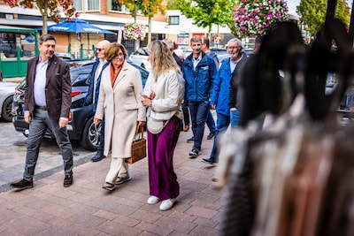 Op stap met Marian Witte: nieuwe burgemeester gaat in Strijen wonen, haar oude huis staat al op Funda