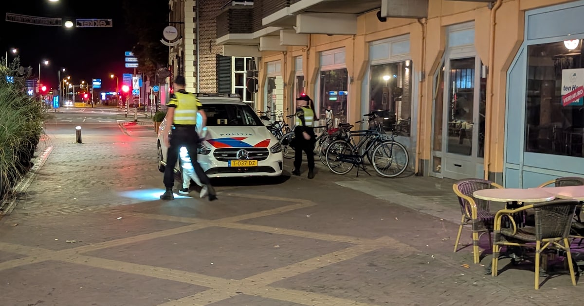 Twee personen op de bon na besprenkelen politie met champagne