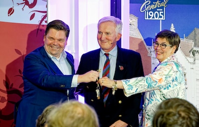 Historisch moment bij Hotel Central: Karin Rademaker draagt leiding over aan vijfde generatie