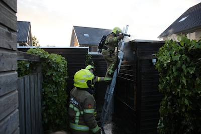 Schuur in achtertuin uitgebrand in Apeldoorn