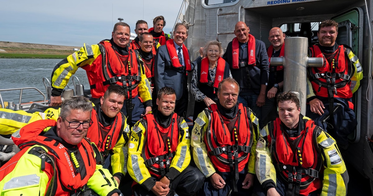 Prinses Beatrix scheurt over het water met KNRM boot