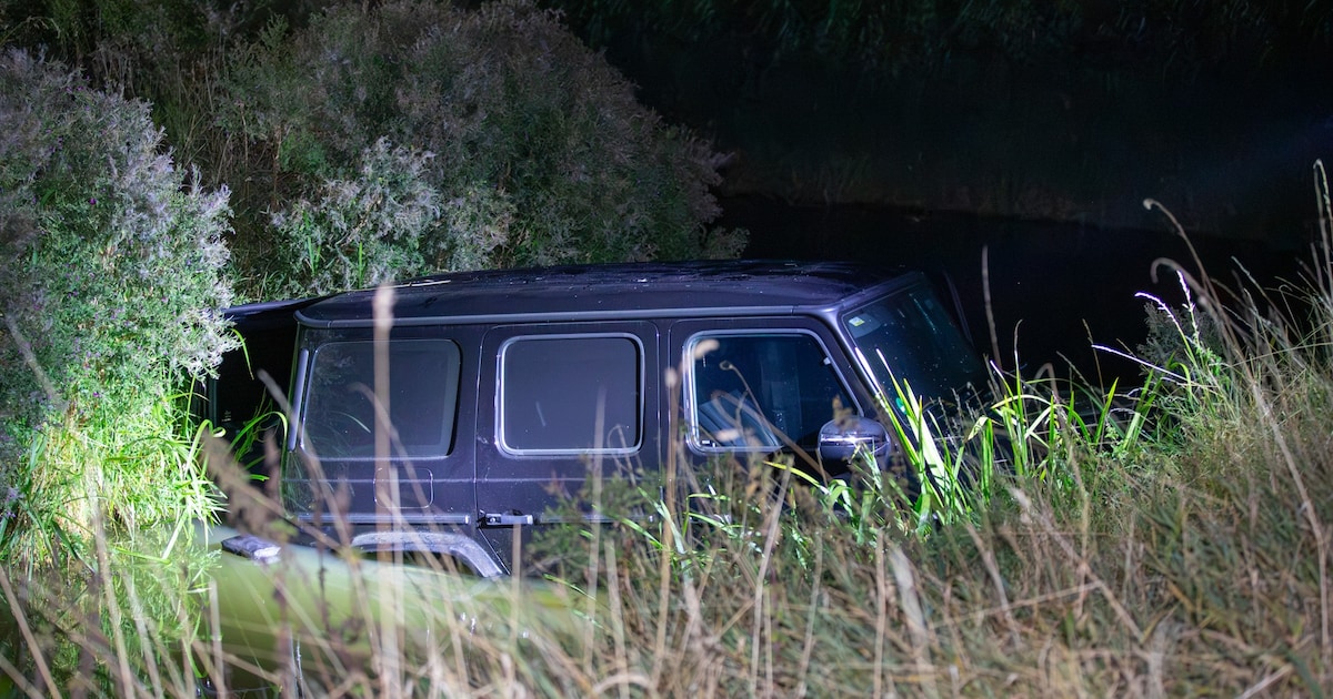 Achtervolging op A59 eindigt in sloot: bestuurder gewond, auto blijkt gestolen