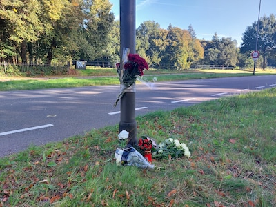 Bloemen aan lantaarnpaal waar motorrijder (41) uit Velp verongelukte