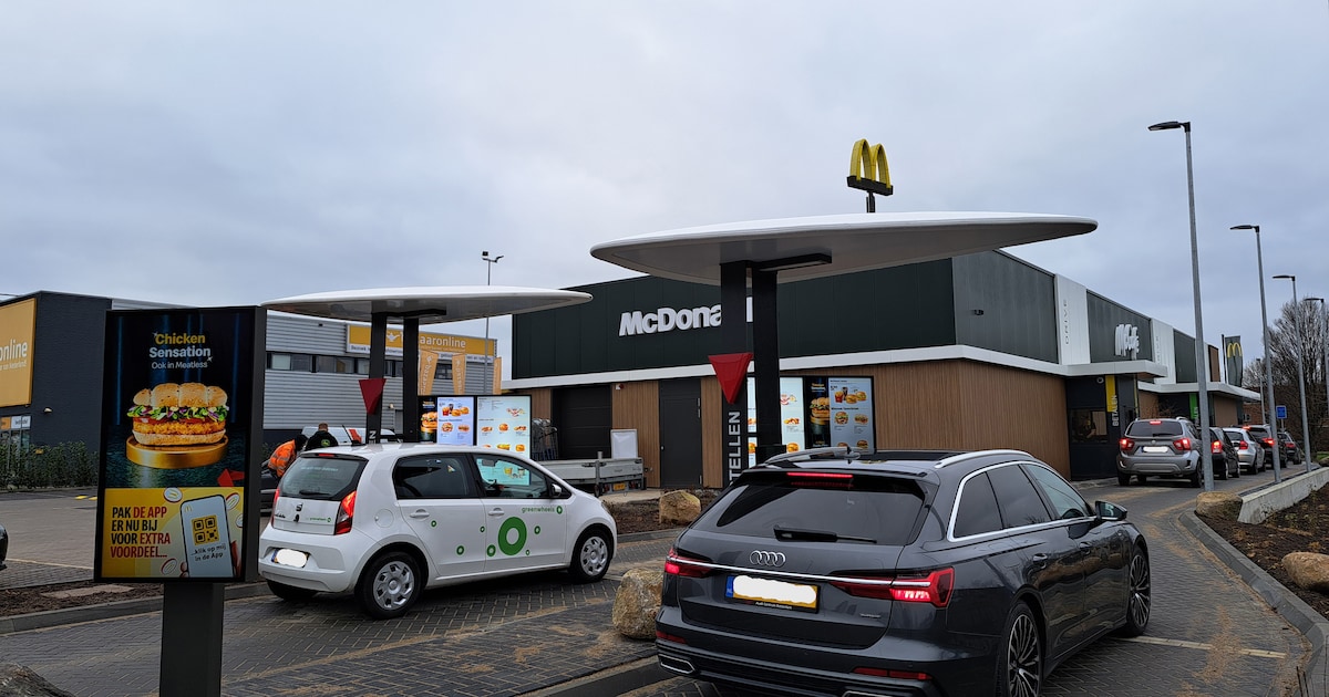 Bezoekers vernieuwde McDonalds mikken afval lukraak in berm en dat maakt de tongen los: ‘Asociaal ge
