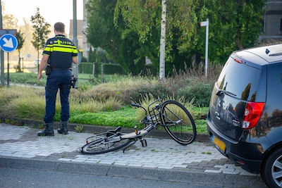 Fietsster aangereden op rotonde in Oss: felle laagstaande zon zorgt voor slecht zicht