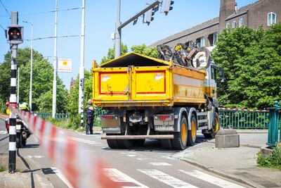 Fietser komt onder vrachtwagen terecht bij aanrijding op Oostzeedijk in Rotterdam, chauffeur aangehouden