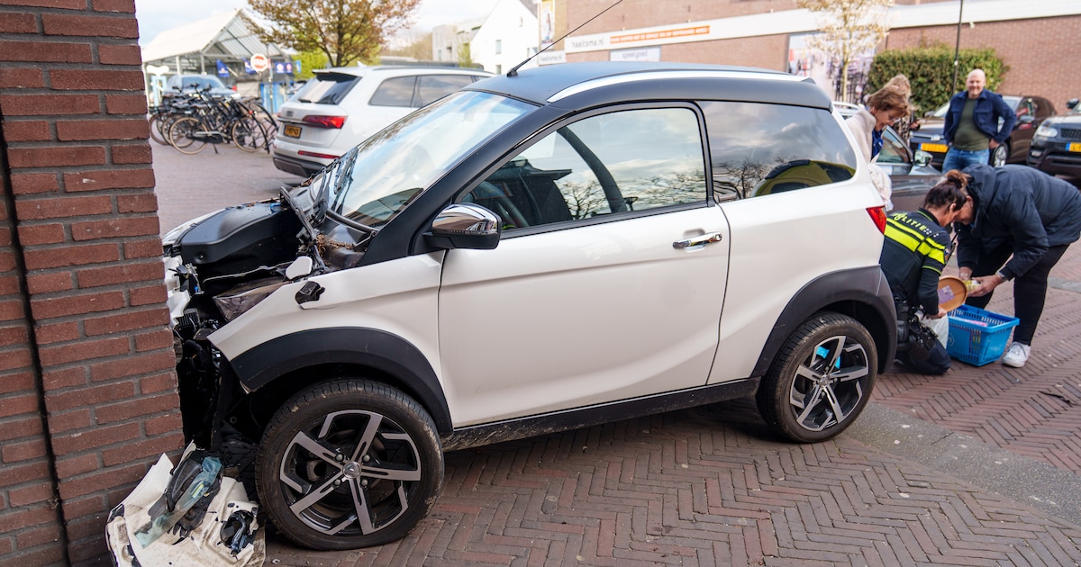 Brommobiel ramt voorgevel Albert Heijn in Rhoon