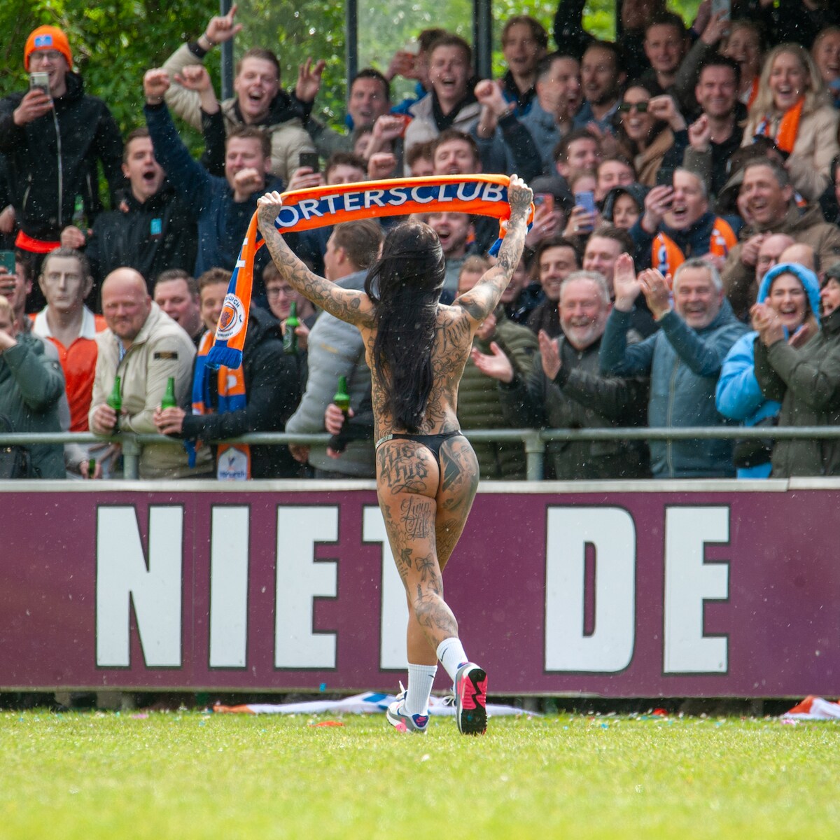 Streaker steelt de show bij derby en hoofdtrainer wisselt zichzelf: dit  gebeurde er op de velden | Regiosport Den Haag | AD.nl