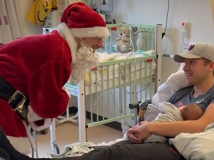 Enzo Knol deelt cadeaus uit in kinderziekenhuis in Utrecht
