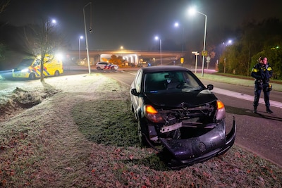Automobiliste moet op rotonde uitwijken voor ‘spookrijdende vrachtwagen’, botst tegen lantaarnpaal