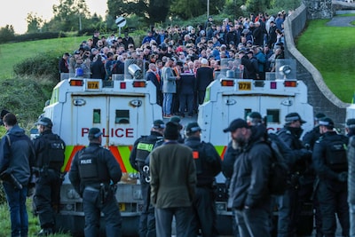 Demonstranten verlaten straat omstreden Oranjemars Noord-Ierland