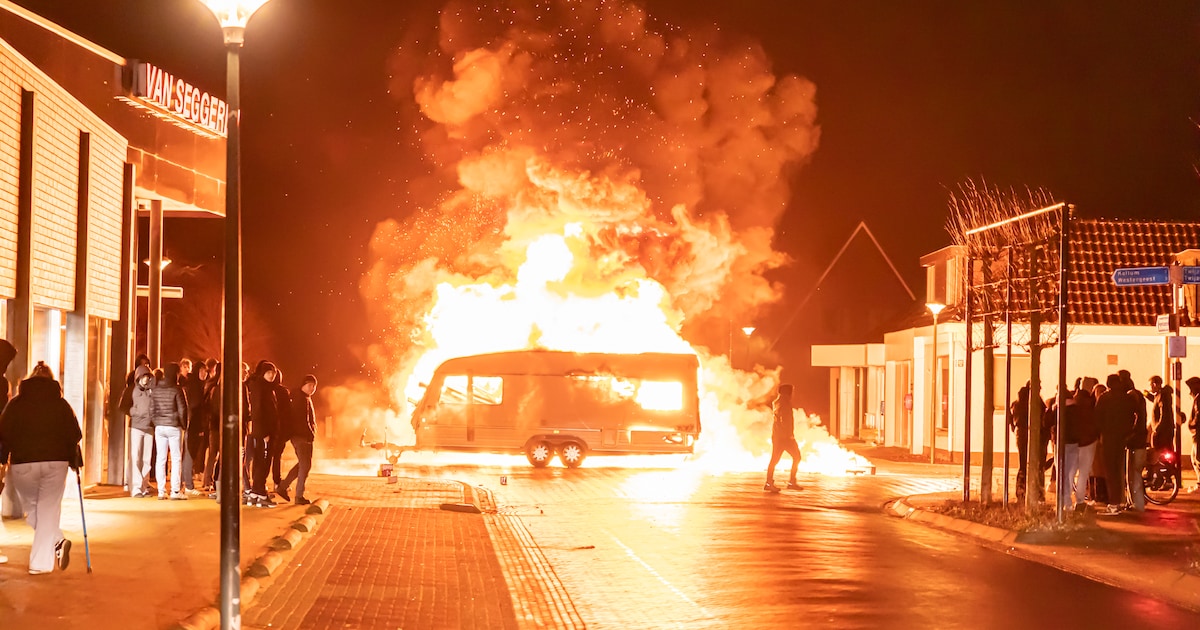Caravan gaat in vlammen op aan de Foarwei in Kollumerzwaag