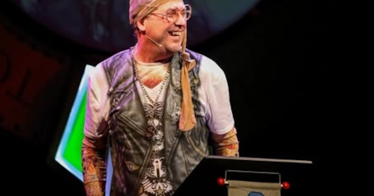 Publiek hakt al vóór de pauze de knoop door: deze tonprater is gewoon té grappig