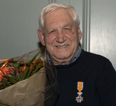 ‘Wie zou mij nou aanmelden voor een lintje?’ dacht Wil en toen stapte ineens de wethouder binnen