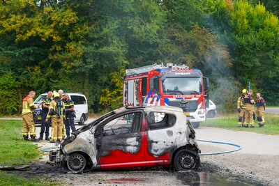 Auto volledig uitgebrand op parkeerplaats bij zwemplas in Dordrecht