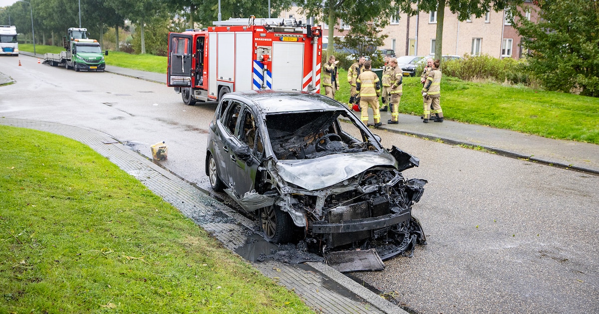 Auto volledig uitgebrand langs de weg in Lijnden