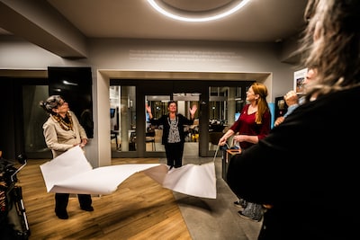 ‘Mooi, subtiel’: tekst uit Grondwet onthuld in Lingewaards gemeentehuis