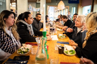 Gezocht: Arnhemmers die nieuwkomers willen ontmoeten. ‘Doen! Ik heb er een geweldige vriendin bij!’