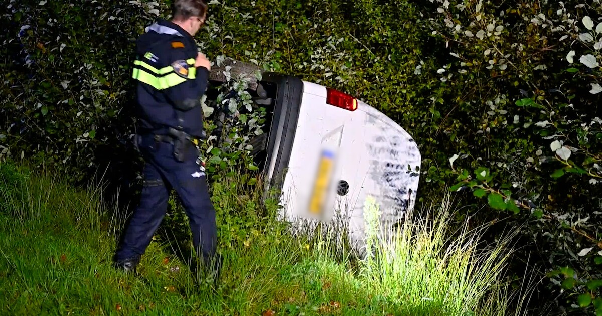 Busje raakt van de N69 in Riethoven, bestuurder had ‘wat gedronken’