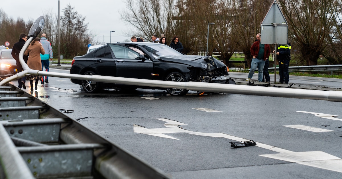 Auto botst op lantaarnpaal en tegenligger bij ongeval op Schoonhovenseweg in Gouda