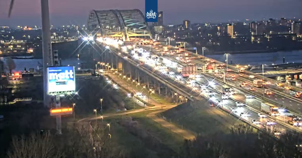 Ongeluk op A16 zorgt voor drukte, automobilisten staan kwartier in de file