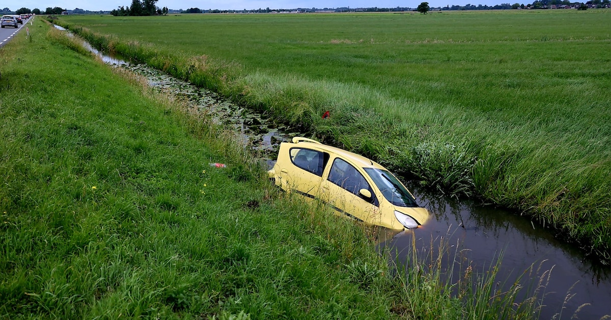 Auto belandt in water aan N210 in Lopik