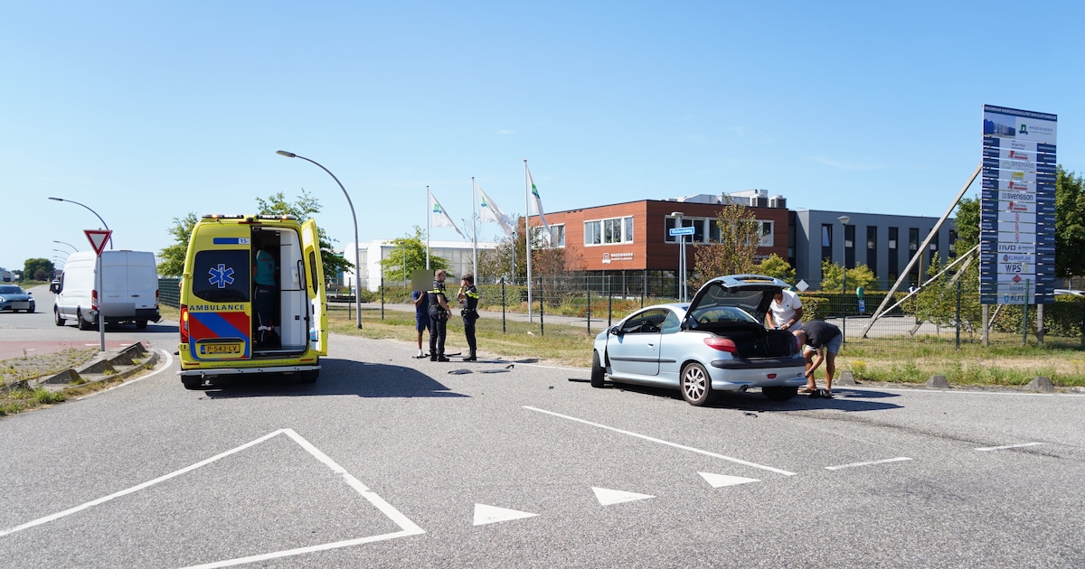 Auto en bedrijfsbus botsen op kruising in Bleiswijk