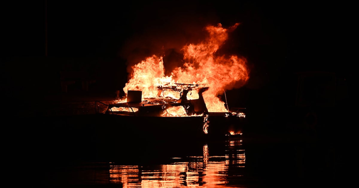 Plezierjacht gaat in vlammen op aan de Noorderstraat in Sappemeer