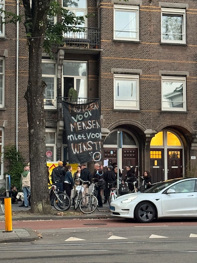 Krakers in de Sarphatistraat: ‘Huizen voor mensen, niet voor winst’