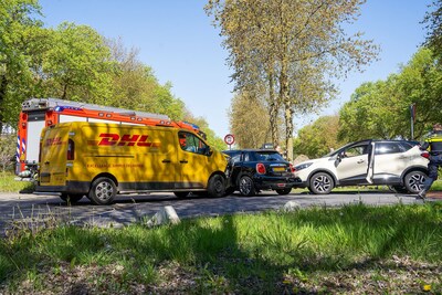 DHL-busje en twee auto’s klappen op elkaar op kruising in Oss