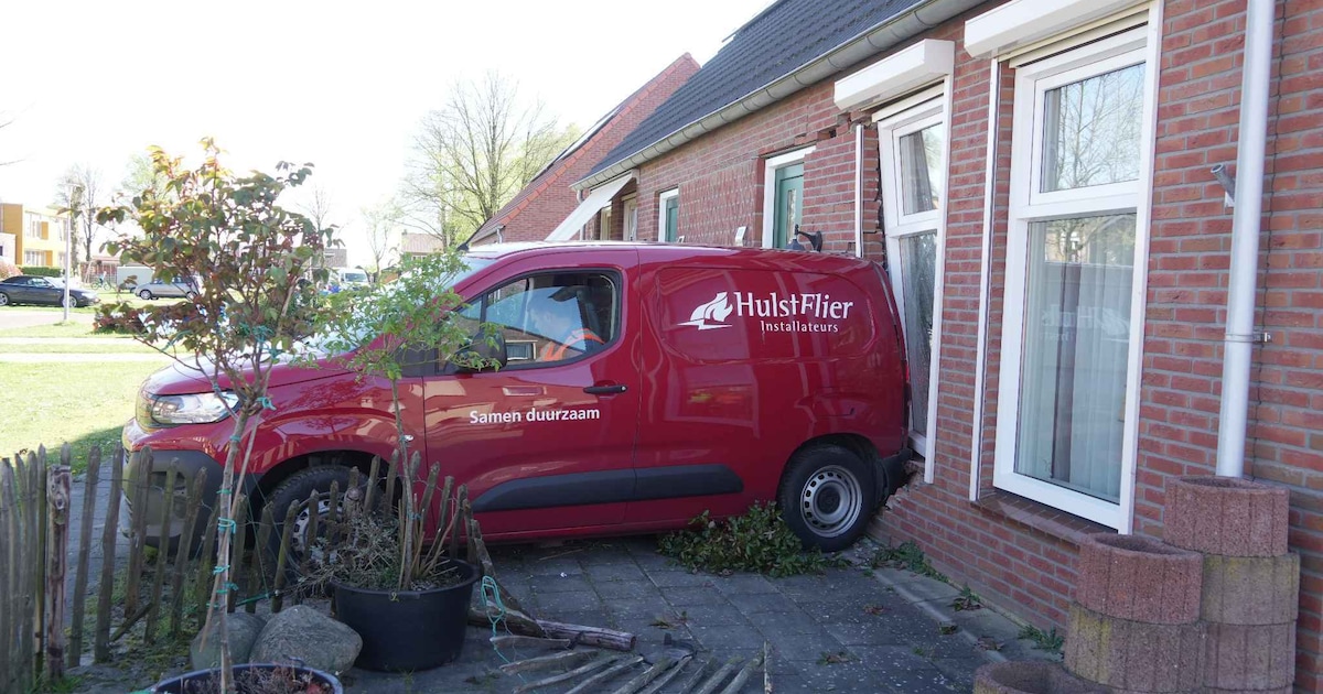 Bedrijfswagen ramt gevel van woning in de Prinses Wilhelminastraat in Dalerpeel