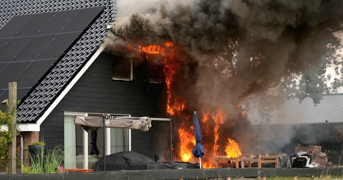 Metershoge vlammen slaan uit bij boerderij in Hoogeveen