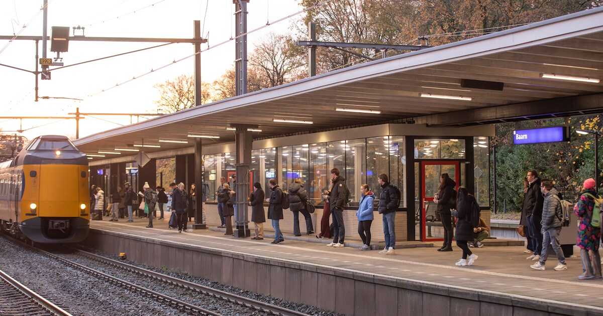 Baarn herdenkt 45 Joodse slachtoffers bij Stationsplein met muziek en poëzie