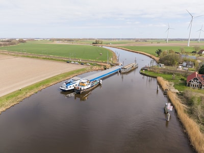 LIVE | Sleepboot krijgt schip los bij spoorbrug Zevenbergen • Treinen tussen Roosendaal en Dordrecht