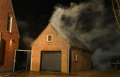 Brand breekt uit in vrijstaande schuur in Esch, brandweer brengt konijnen op tijd in veiligheid