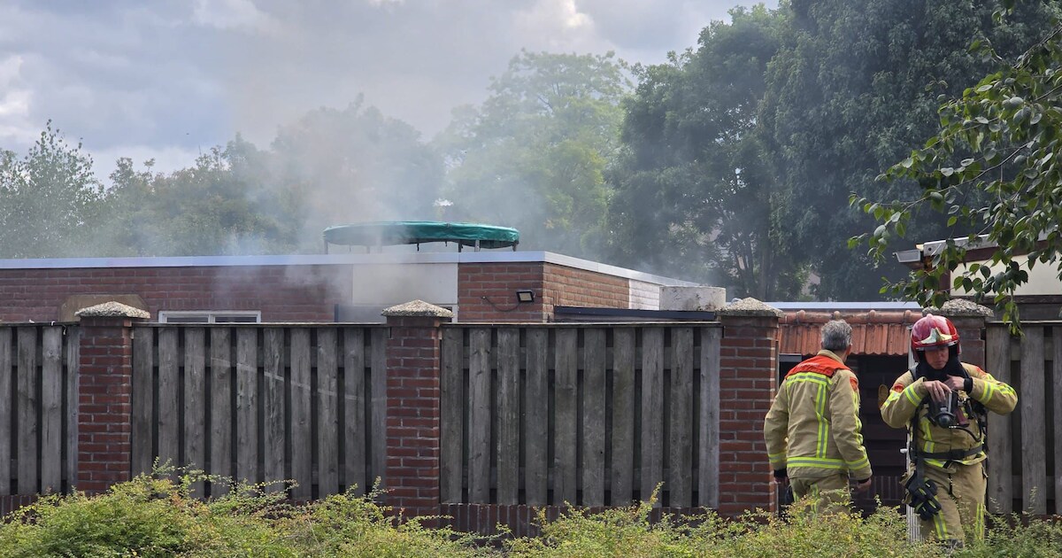 Brandweer blust brand in schuur van woning in Gemert