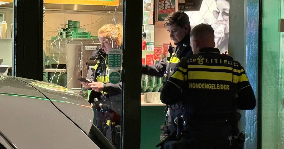 Lastige klant mishandelt medewerker New York Pizza in Apeldoorn en gooit baksteen door ruit